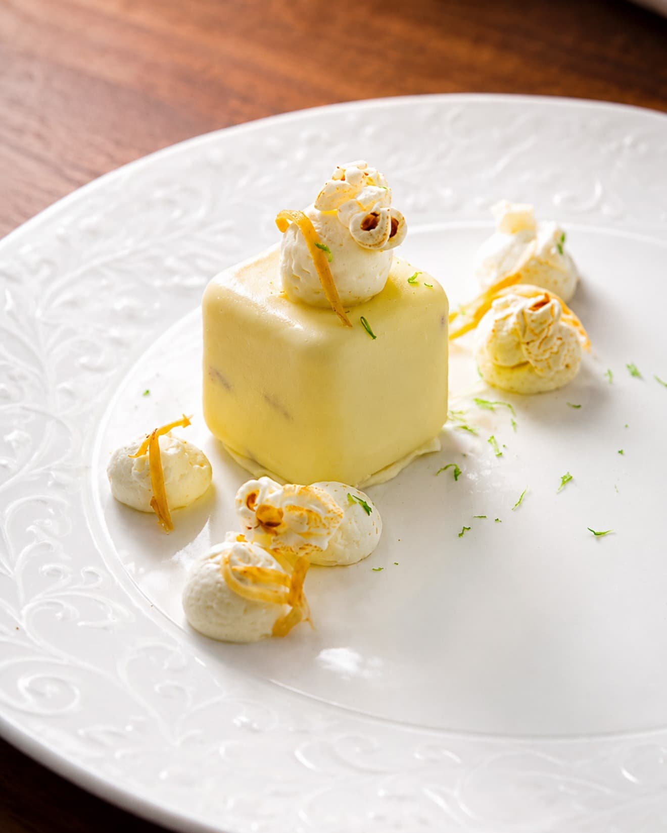 Cube glacé exotique, popcorn caramélisé et zestes de combava