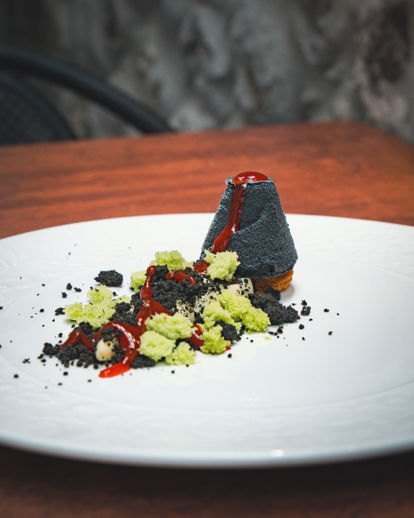 Dessert volcan noir, coulée de fruits rouges et éponge pistache