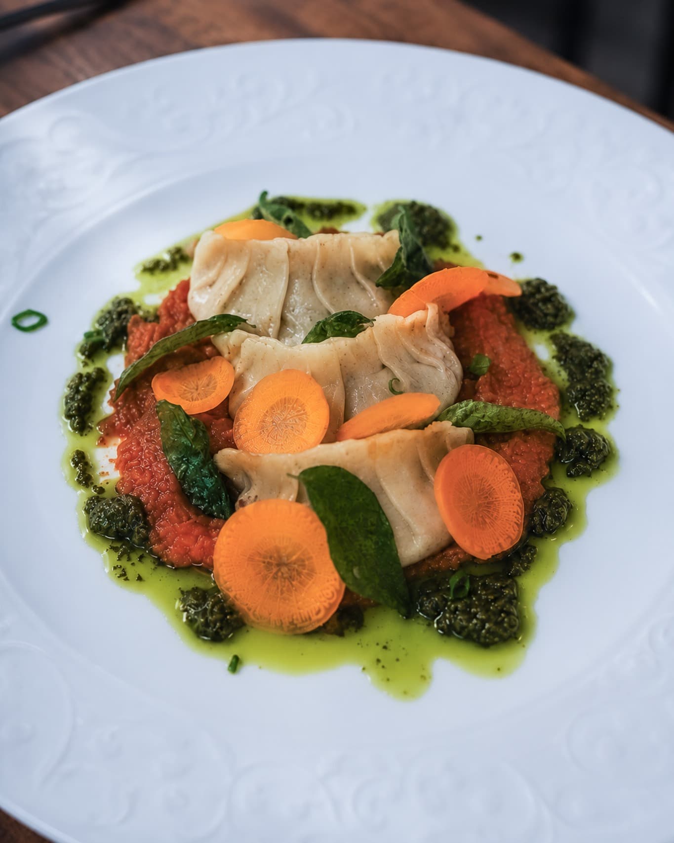 Raviolis vapeur, concassée de tomates et pesto