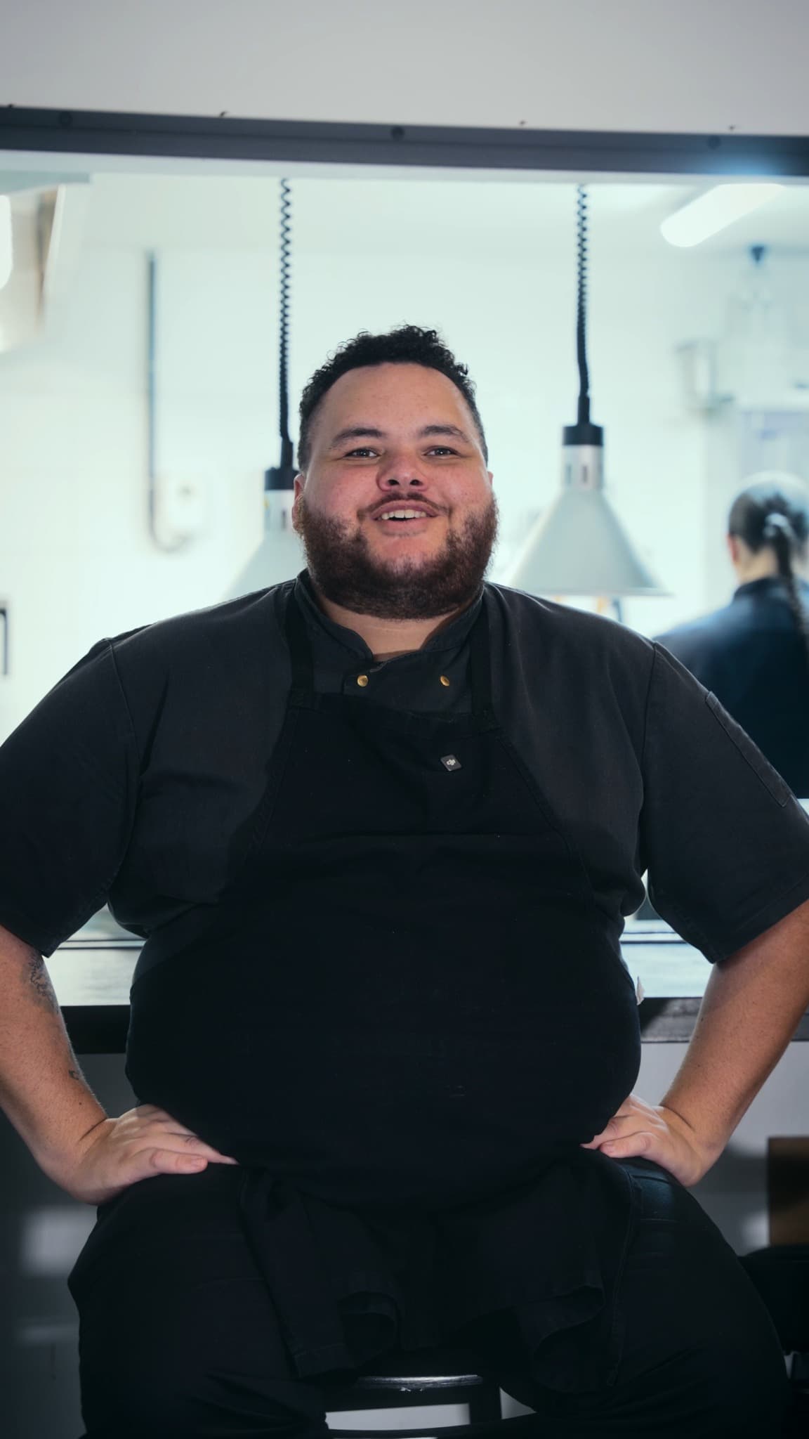 Le chef du Vieux Comptoir, souriant devant le passe de sa cuisine